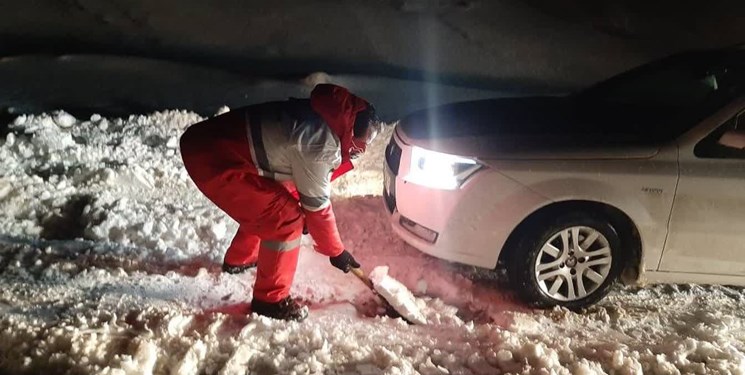 امدادرسانی هلال احمر برای 99 خودروی گرفتار در برف و کولاک