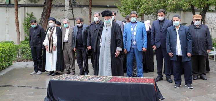 رهبر انقلاب بر پیکر مرحوم حسن غفوری‌فرد اقامه نماز کردند
