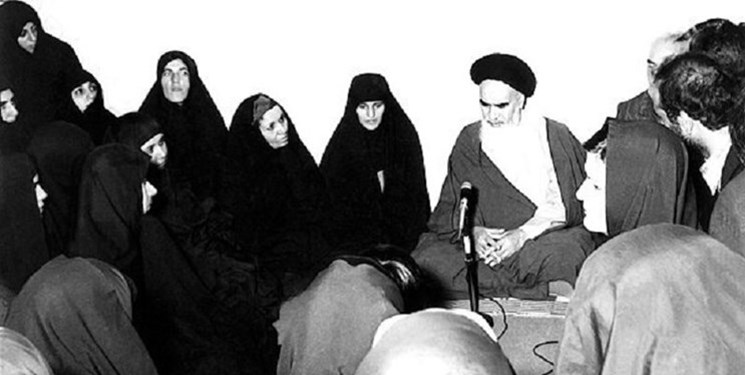 زن مسیر اصلی جامعه و تکامل انسانی را  از دیدگاه امام خمینی (ره) تعیین می‌کند