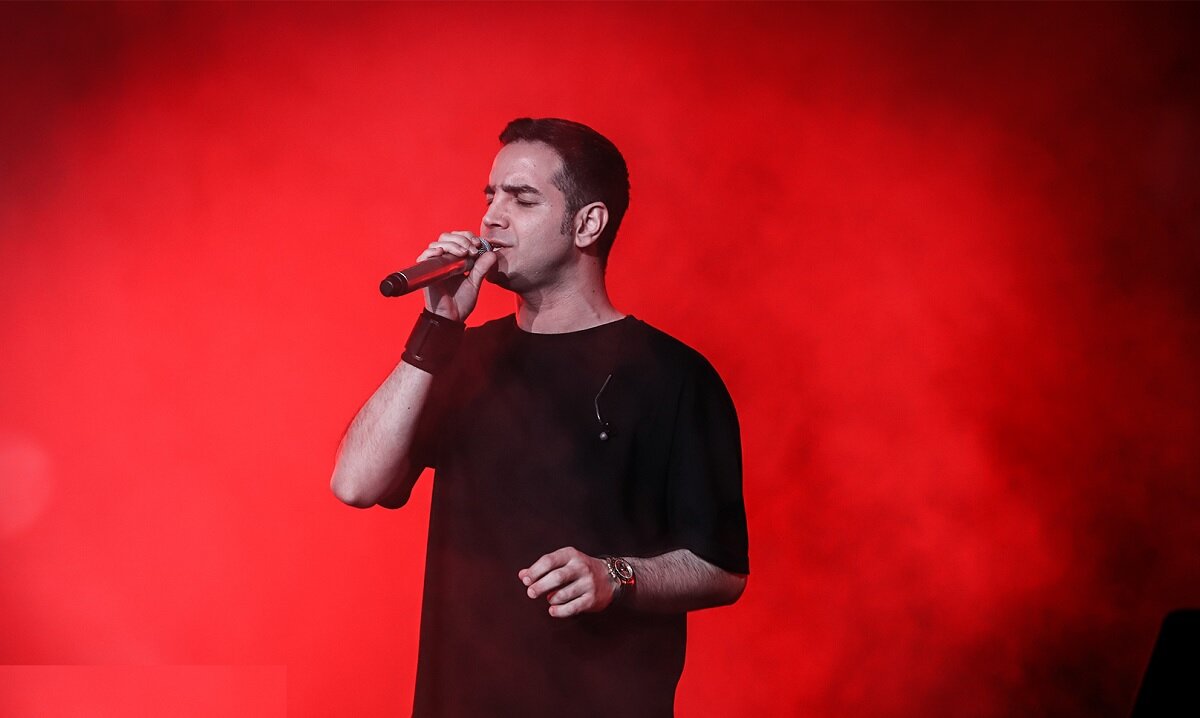 ببینید | عطسه محسن یگانه وسط اجرای آهنگ در کنسرت!